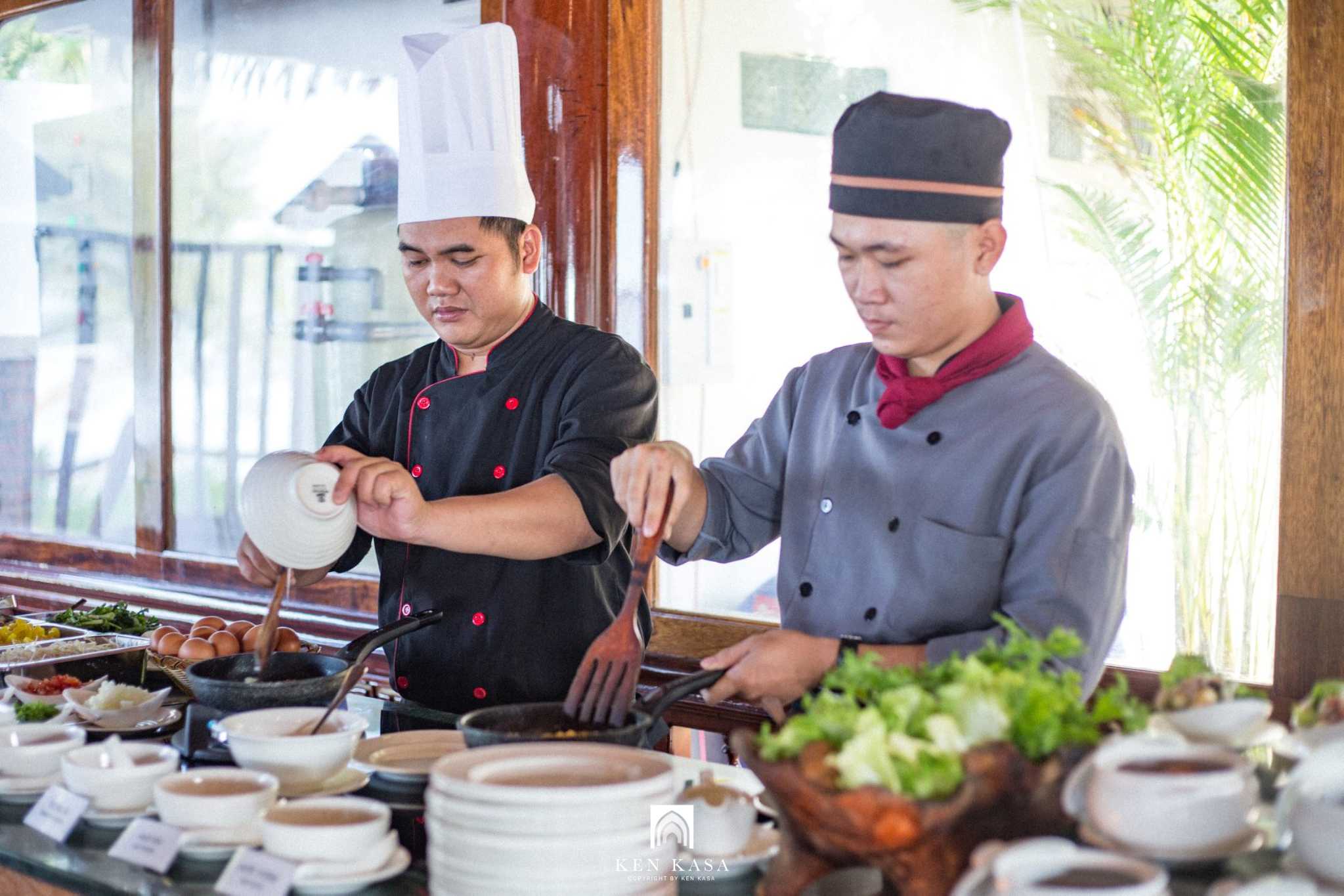 Nh&acirc;n vi&ecirc;n tại Coco Palm Beach Resort & Spa